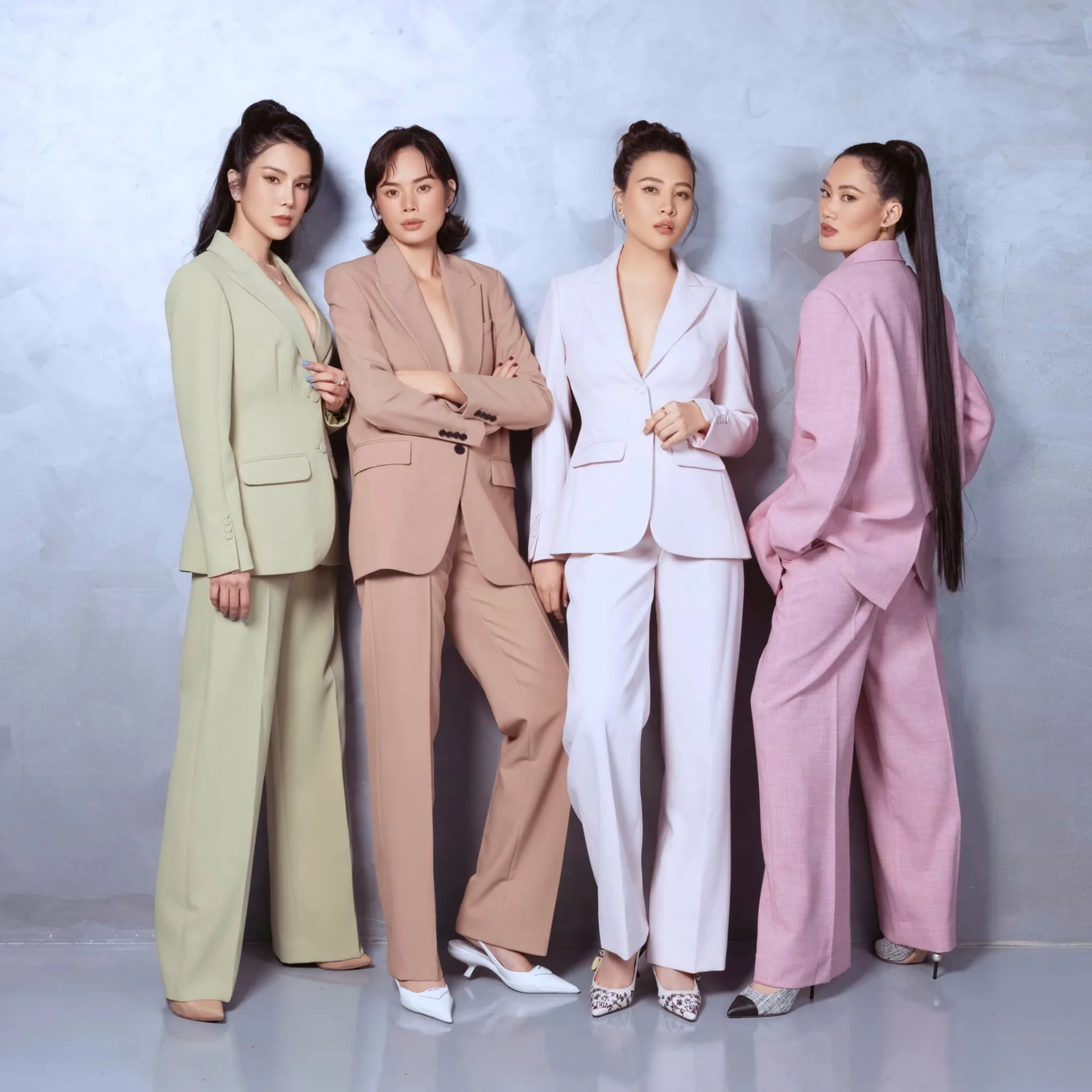 Đàm Thu Trang khoe sắc sang chảnh bên hội bạn thân, ông xã Cường Đô La và con gái 