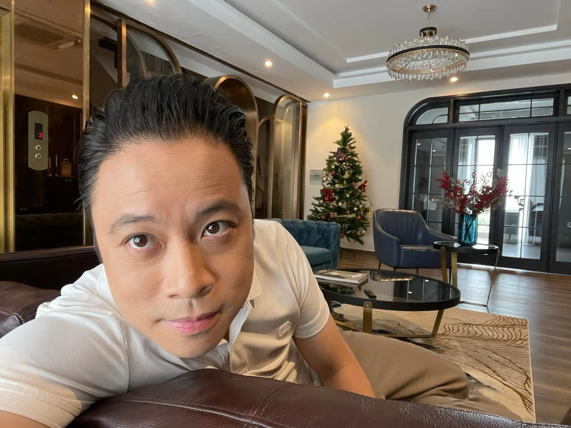 Hôm qua sao làm gì (25/11): Phạm Hương chưa quên cách make up, Thiều Bảo Trâm đượm buồn - Ảnh 1
