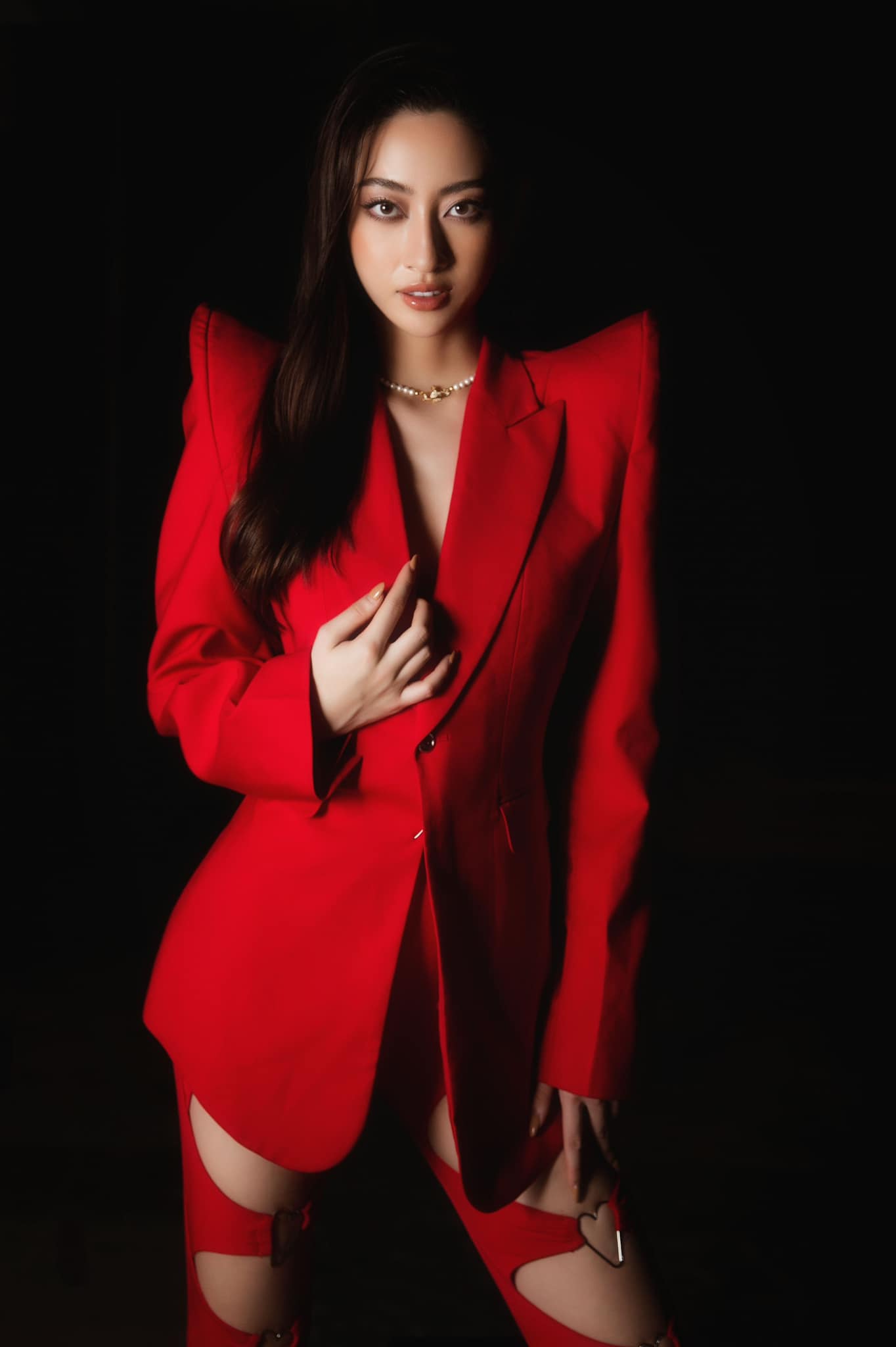 Lương Thùy Linh không cần bàn cãi về độ 'cháy'. Nàng mentor của The Next Face diện set đồ đỏ quyền lực, điểm nhất là chiếc quần cắt xẻ táo bạo cùng áo vest với phần vai nhô cao.