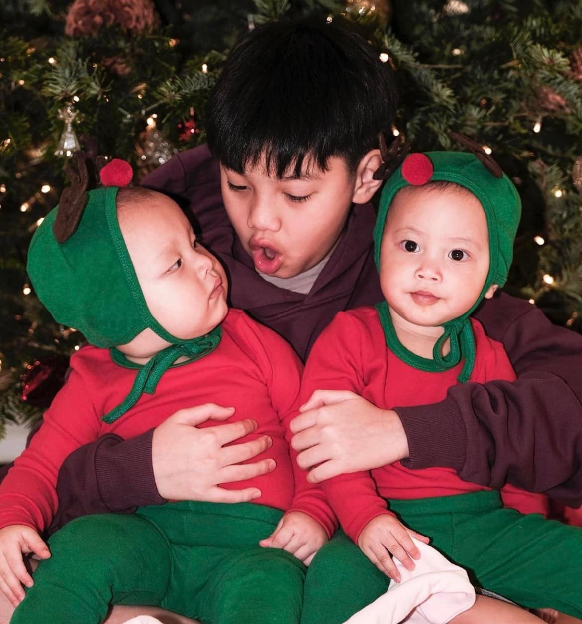 Hồ Ngọc Hà khiến khán giả phải cảm thán trước bức hình ấm áp, đáng yêu của 3 con nhỏ. Trong ảnh, Subeo ôm hai em Lisa - Loen, cả ba diện đồ mừng Giáng sinh vô cùng dễ thương.