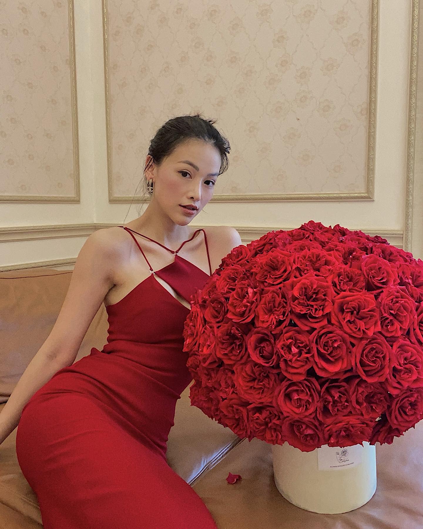 Hoa hậu Phương Khánh lộng lẫy tạo dáng bên bình hoa hồng đỏ thắm. Nhan sắc quyến rũ của Hoa hậu Trái đất nhận được nhiều lời khen ngợi từ fan.