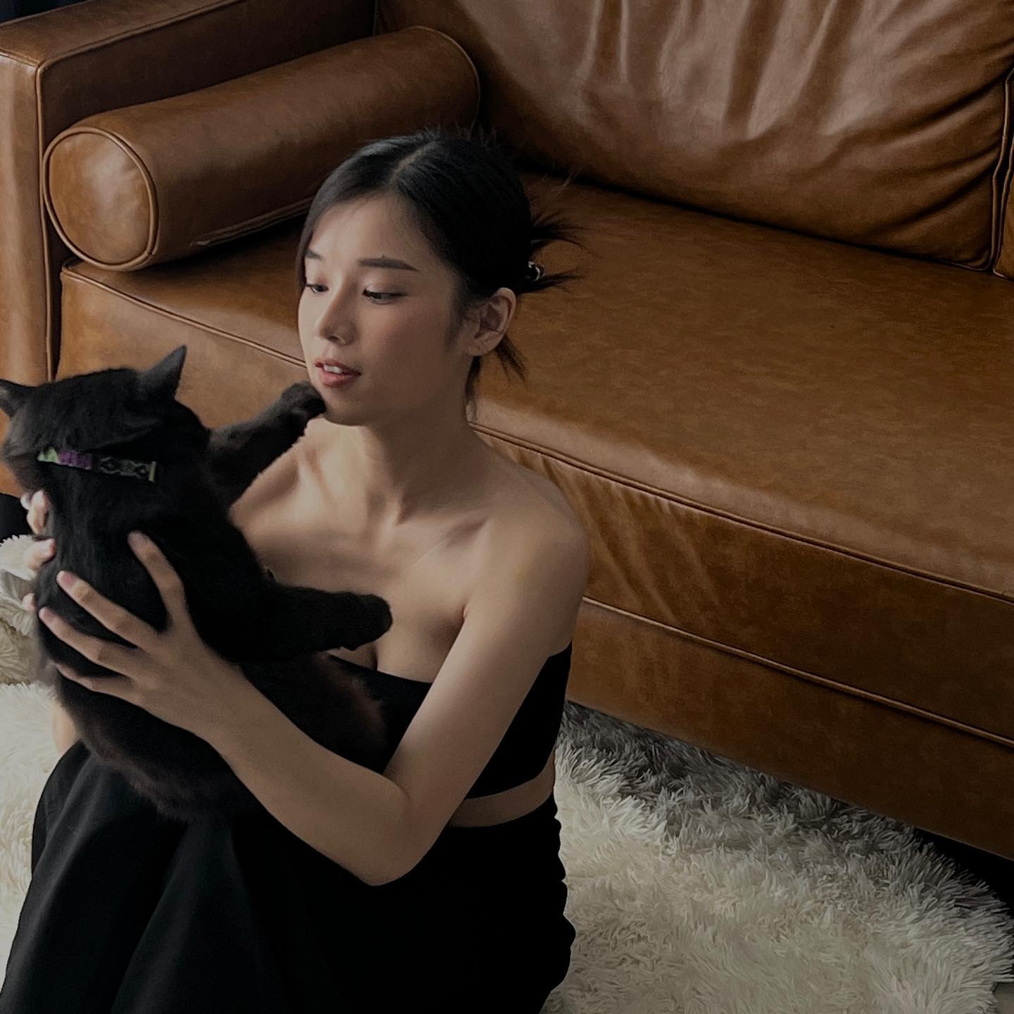 Hoàng Yến Chibi đăng tải loạt ảnh chụp cùng mèo cưng, để lộ thân hình thanh mảnh, quyến rũ.