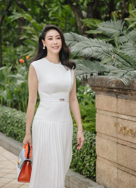 Hoa hậu Hà Kiều Anh xuống phố với đầm trắng nhẹ nhàng, nữ tính. Cô được khen trẻ trung, sang trọng dù đã làm mẹ 3 con và ở tuổi U50.