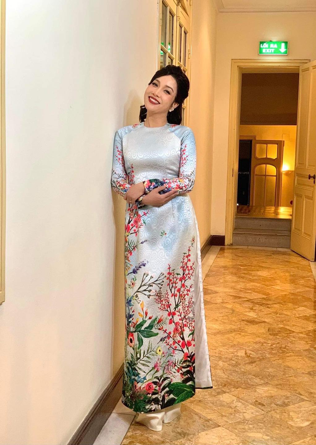 Diva Mỹ Linh diện áo dài đằm thắm, cô chia sẻ lịch diễn với khán giả: 'Tối qua 2/12 cô giáo đi hát ở Nhà hát lớn Hà Nội'.