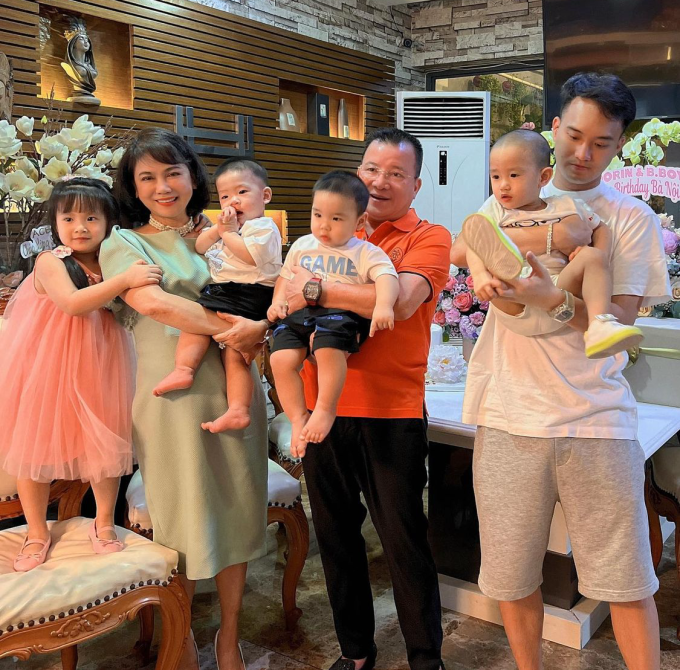 Diệp Lâm Anh và chồng xuất hiện chung trong tiệc sinh nhật mẹ sau 1 tháng vướng ồn ào ly hôn.