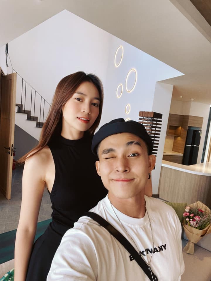Jun Phạm selfie cùng Ninh Dương Lan Ngọc trong chuyến du lịch Phú Quốc. Nữ diễn viên thích thú bình luận: 'Anh chuẩn bị luôn cả bông tặng em', tuy nhiên bị Jun Phạm đáp trả phũ phàng: 'Tỉnh lại bé ơi!'.