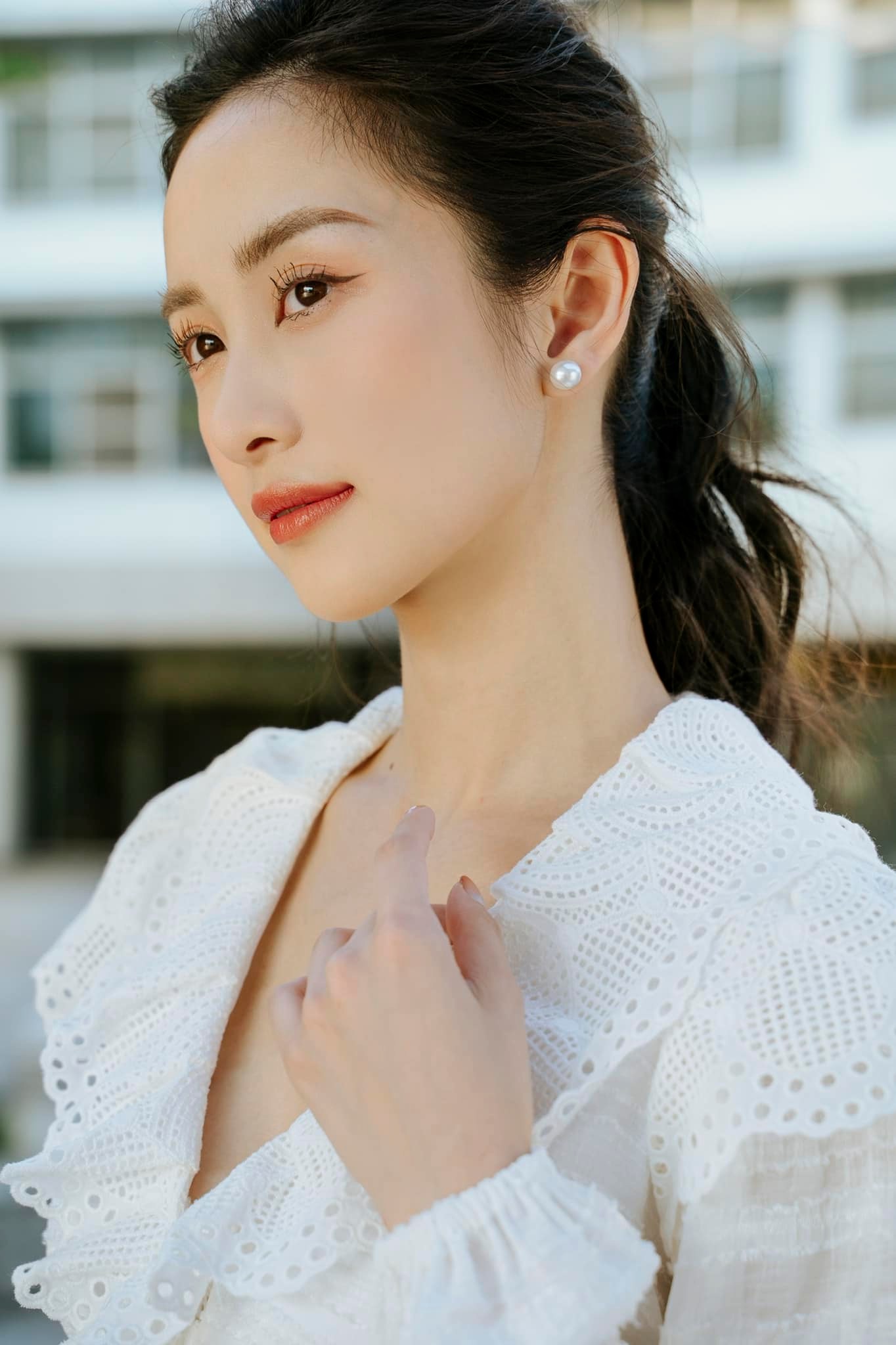 Jun Vũ khoe nhan sắc xinh đẹp trong tấm ảnh khoe góc nghiêng thần thánh. Cô bày tỏ: 'Một chiếc ảnh cận mặt cho mọi người đỡ nhớ mình'.