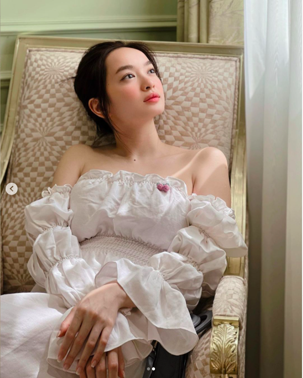 Kaity Nguyễn khoe nhan sắc yêu kiều tuổi 22. Sau khi giảm cân thành công, nữ diễn viên ngày càng xinh đẹp hút mắt. Cô là một trong những sao nữ trẻ tuổi thành công trong mảng phim điện ảnh.
