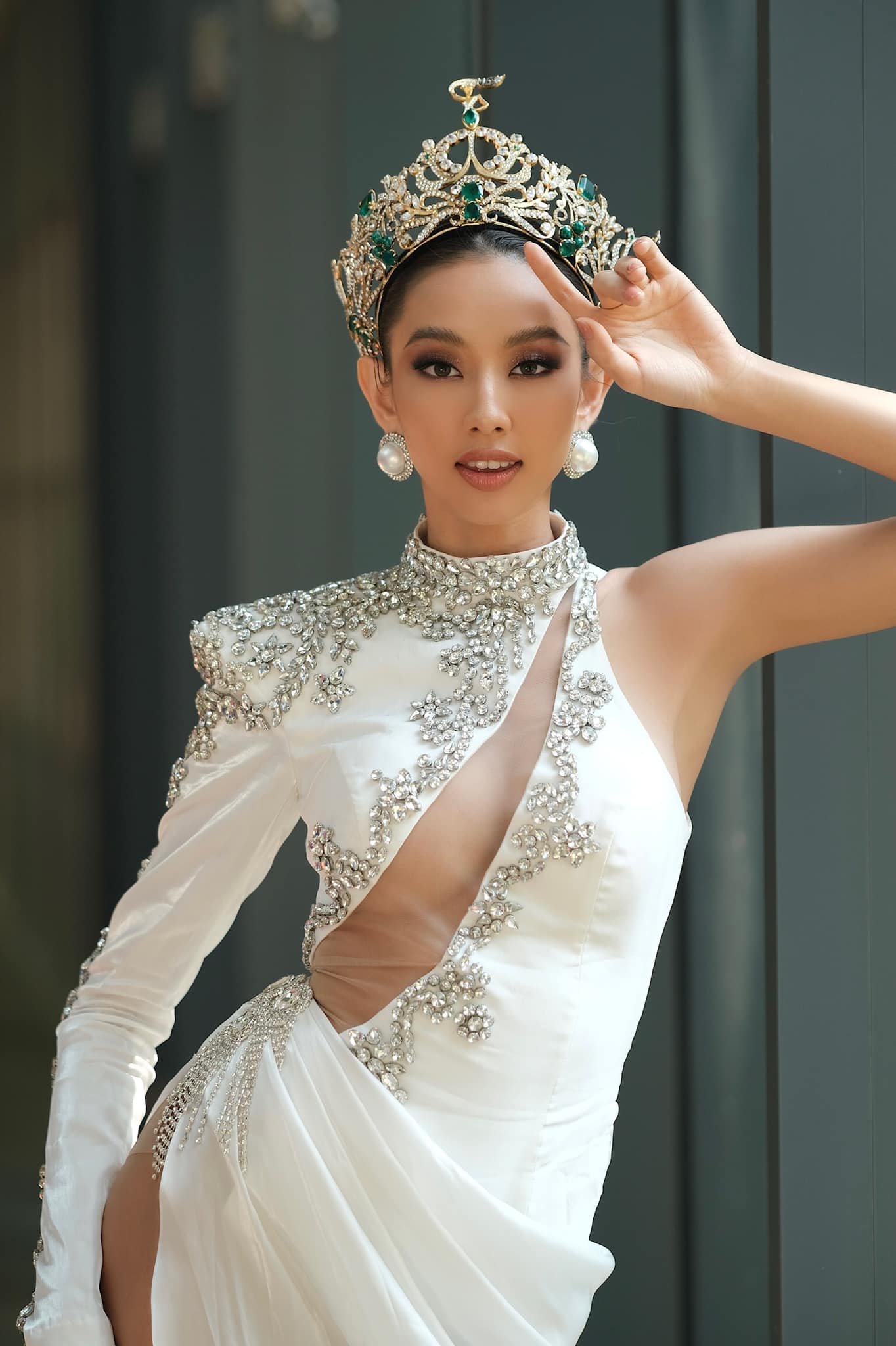 Hoa hậu Hòa bình Quốc tế Nguyễn Thúc Thùy Tiên tiếp tục diện váy cắt xẻ táo bạo trong những ngày hoạt động tại Thái Lan. Nàng hậu được khen ngợi nhờ khả năng tiếng Anh và vẻ ngoài sắc sảo, quyến rũ.