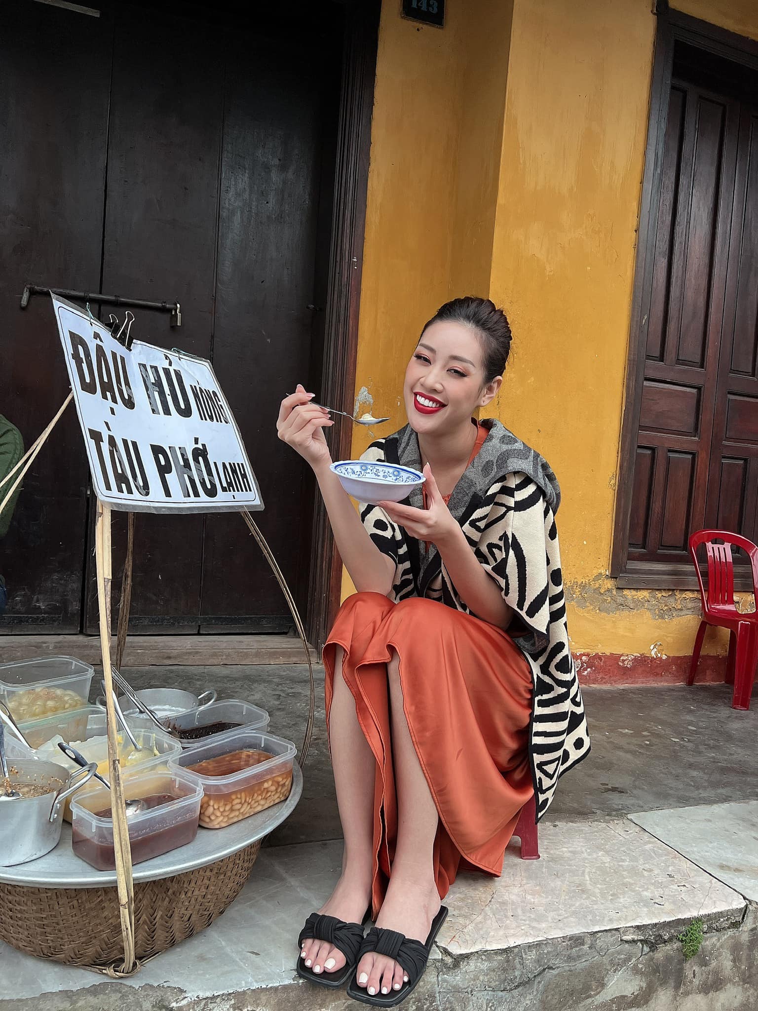 Hoa hậu Khánh Vân khiến fan thích thú với hình ảnh giản dị đời thường. Cô chia sẻ: 'Niềm vui khi được ăn đậu hũ Hội An thật là ngon'.