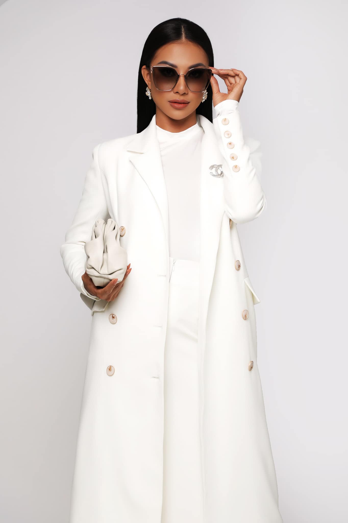 Kim Duyên khoe outfit cho buổi phỏng vấn kín tại Miss Universe 2021. Cô hiện đang chuẩn bị cho đêm thi Trang phục dân tộc và Bán kết Miss Universe lần thứ 70 diễn ra vào lúc 0:00 (giờ Việt Nam) trên kênh Youtube của Miss Universe.