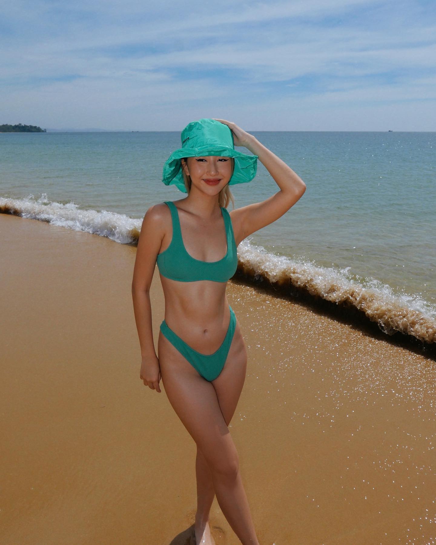 Quỳnh Anh Shyn diện bikini xanh nổi bật, khoe cơ bụng săn chắc nổi rõ, làn da khỏe khoắn, rạng ngời.