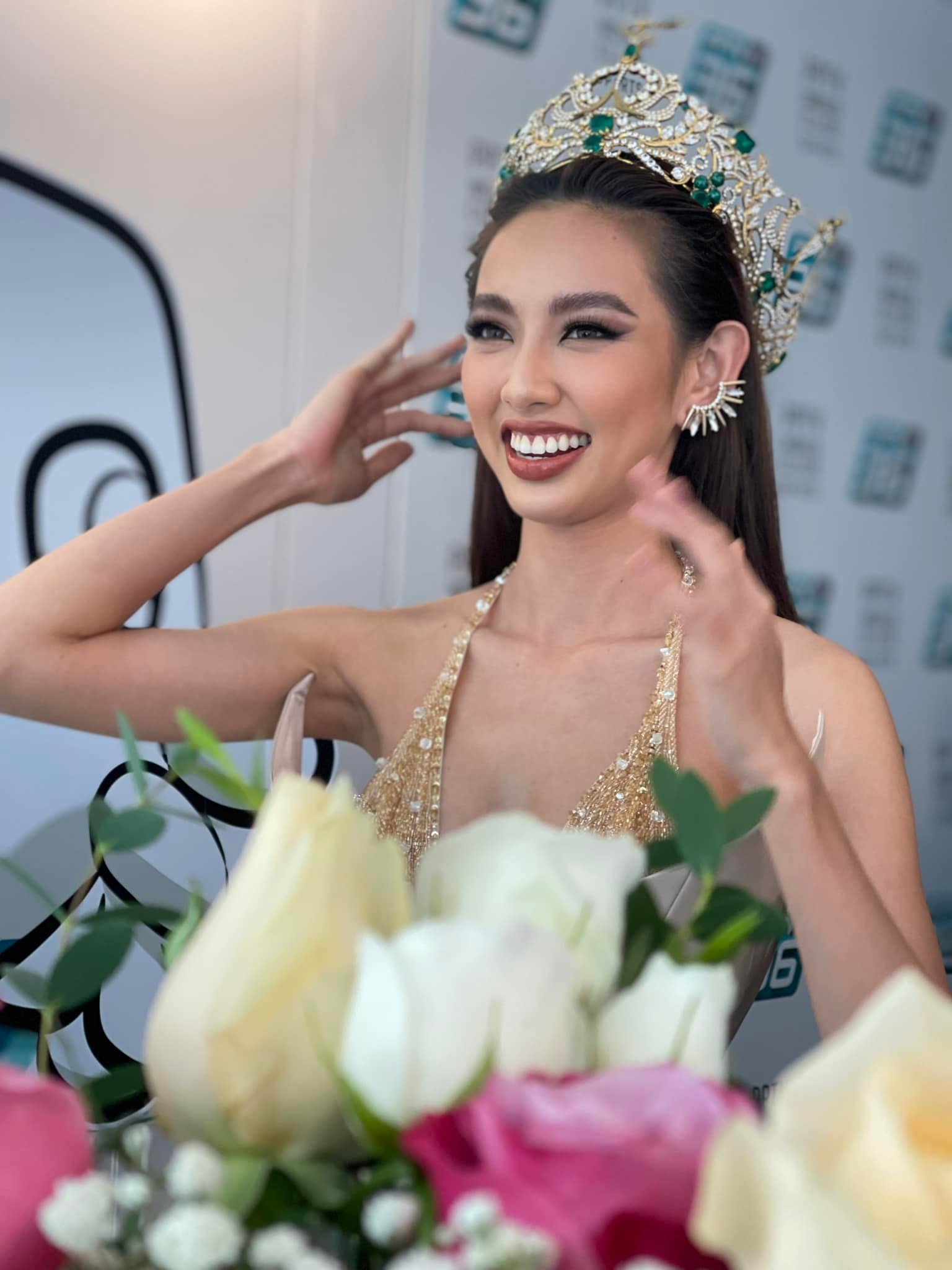 Hoa hậu Thùy Tiên bị fan chụp lén nhưng vẫn vô cùng tươi tắn, rạng rỡ. Cô bày tỏ: 'Trên cương vị mới nhưng vẫn là những biểu cảm quen thuộc nha'.