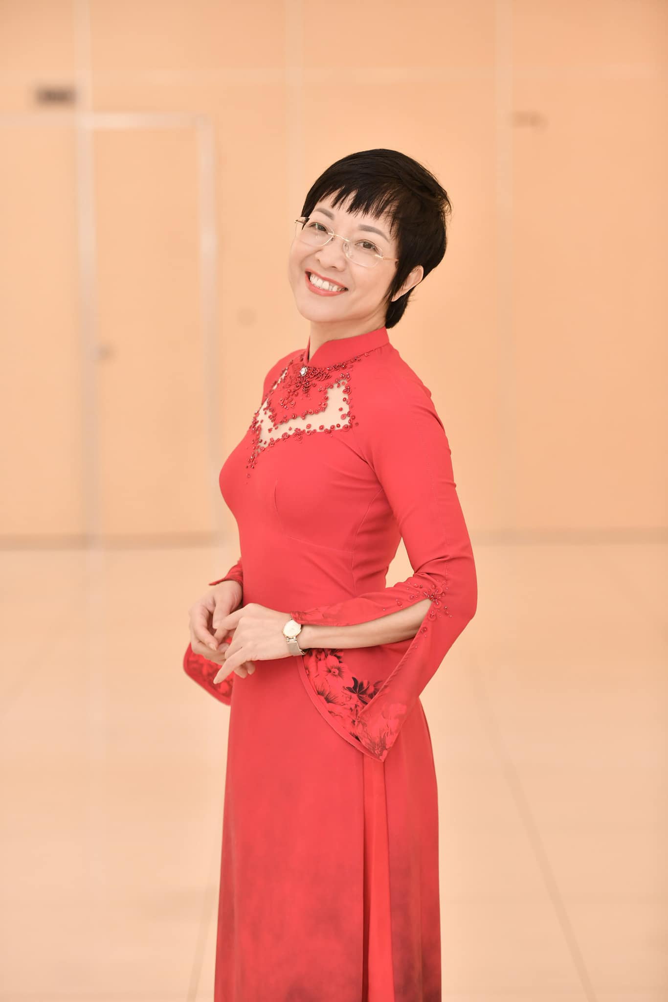 MC Thảo Vân trẻ trung với áo dài đỏ. Ở tuổi 51, ngoài làm MC, cô thử sức với công việc kinh doanh khi cho ra mắt thương hiệu mỹ phẩm từ thiên nhiên.