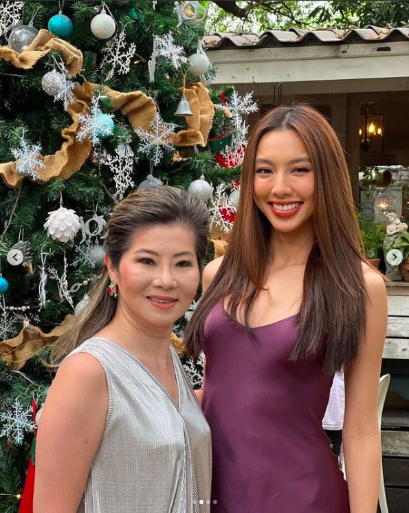 Thùy Tiên đẹp nền nã khi đi ăn cùng chủ tịch, phó chủ tịch Miss Grand International 2021.