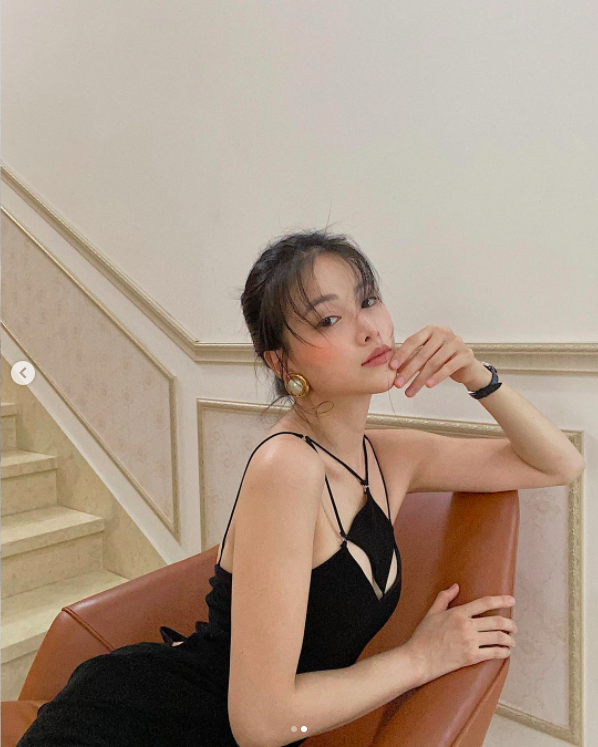 Hoa hậu Phương Khánh diện chiếc váy cắt xẻ, khoe vóc dáng thon thả, yêu kiều. Cô chúc fan cuối tuần bình an, nhiều niềm vui.