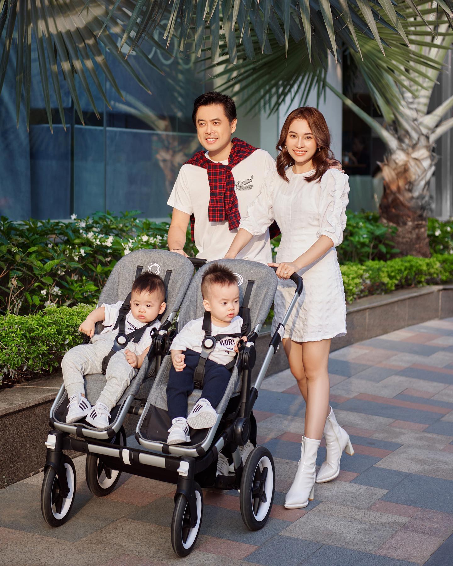 Sara Lưu và ông xã Dương Khắc Linh đưa hai con Mickey và Jerry dạo phố chiều cuối tuần. Gia đình 4 thành viên nhận được nhiều lời khen nhờ sự hạnh phúc, ngọt ngào.
