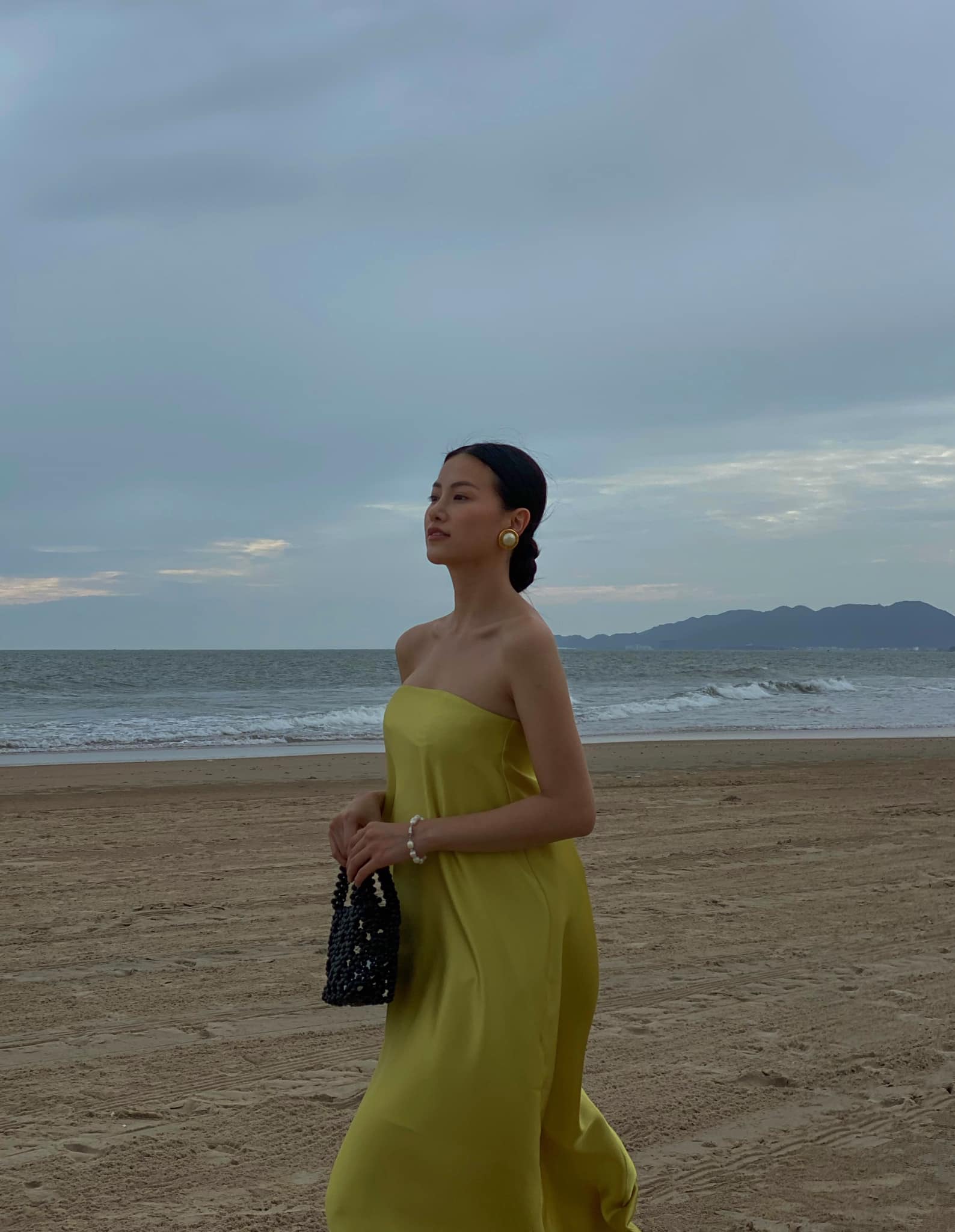 Hoa hậu Phương Khánh dạo biện với đầm xanh thướt tha. Nàng hậu đang tích cực hoạt động với thương hiệu đồ thủ công.