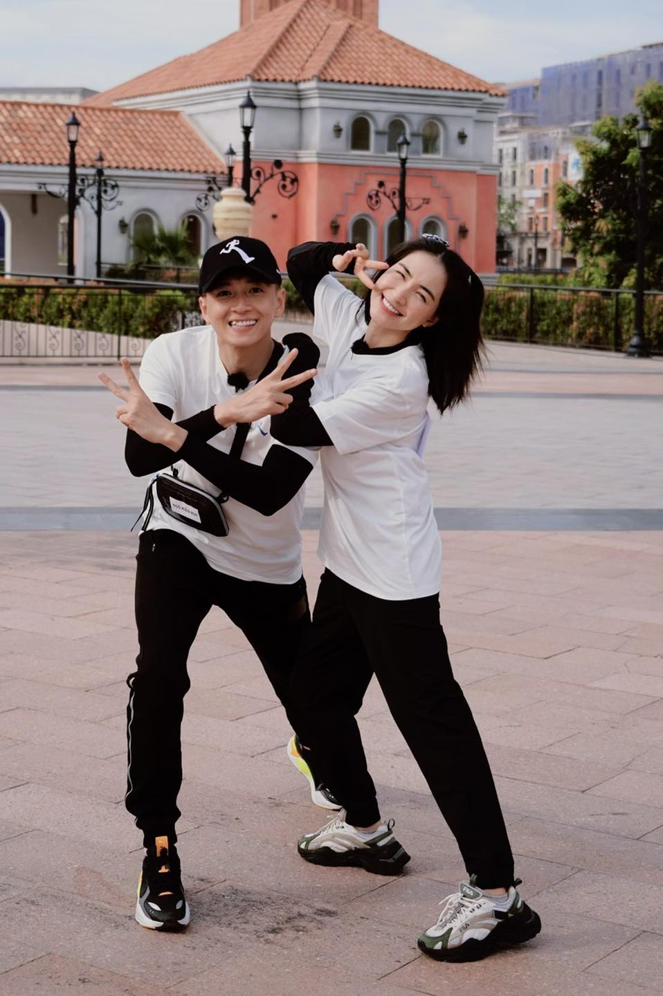 Hòa Minzy quậy tưng bừng trong Running Man Việt Nam. Cô hào hứng giới thiệu với fan: 'Tối nay sẽ là bùng nổ sự may mắn của cặp đôi bàn tay vàng trong làng vàng nghệ'.