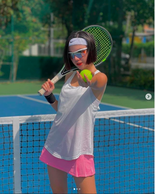 Băng Di tích cực hoạt động thể thao. Cô cho hay: 'Mê boxing quá bỏ tennis 8 tháng nay mới cầm vợt lại'.