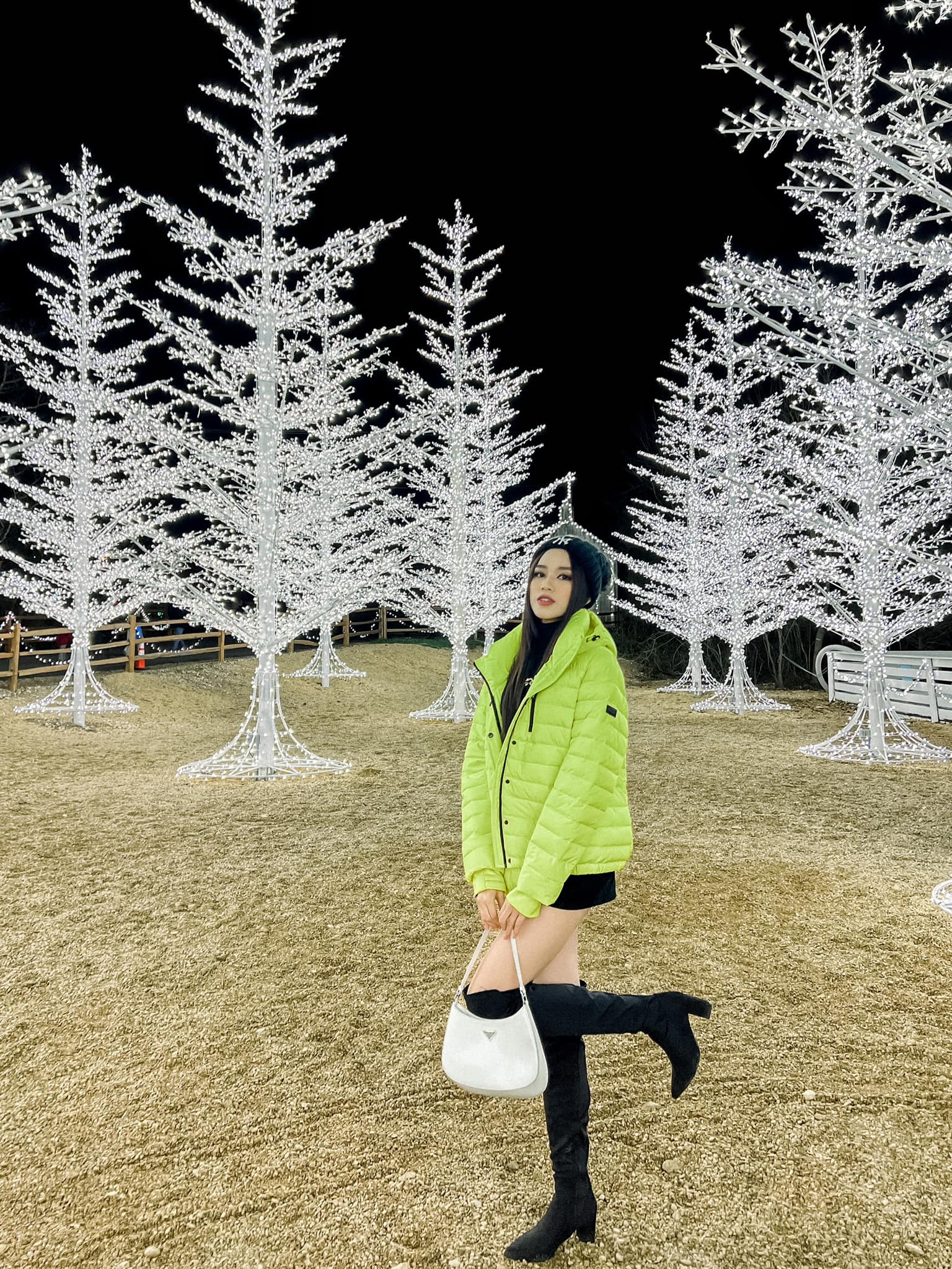 Đỗ Thị Hà đón Giáng sinh bên Mỹ với thời tiết lạnh 7 độ. Dù vậy, nàng hậu vẫn diện váy ngắn sang chảnh, tạo dáng quyến rũ dưới cây thông.