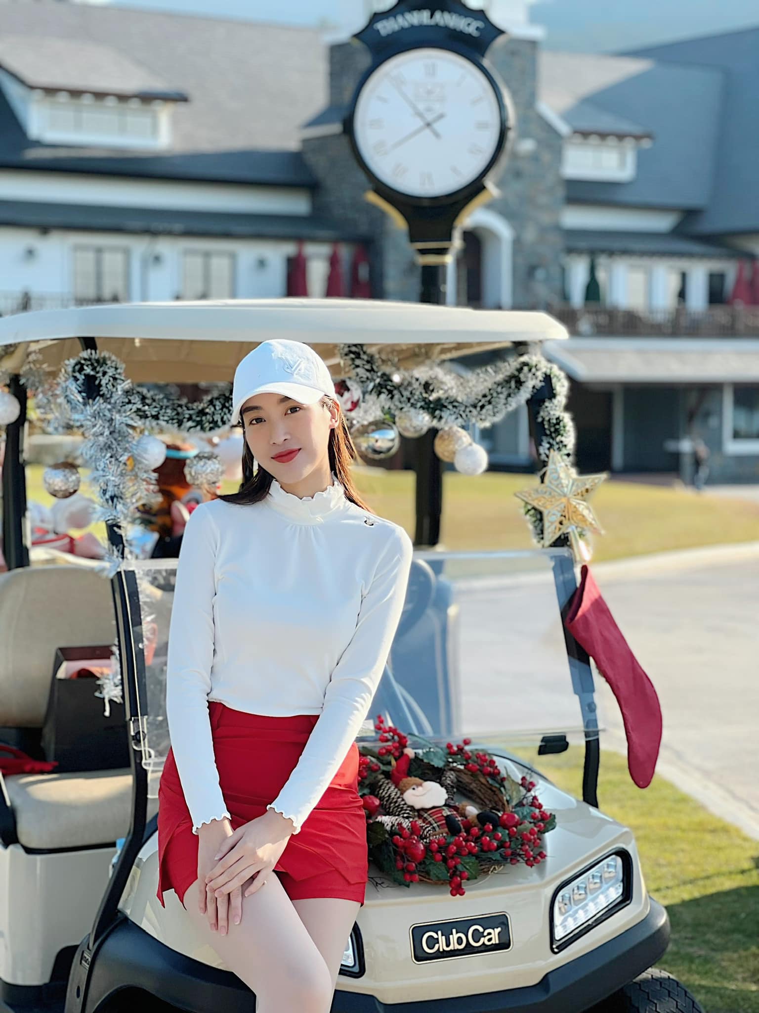 Hoa hậu Đỗ Mỹ Linh đi chơi golf vẫn đậm chất Noel với trang phục trắng - đỏ. Vừa qua, nàng hậu nhận phải nhiều ý kiến trái chiều trên mạng xã hội với đoạn clip 'hất tay' Hoa hậu Đỗ Thị Hà. Dù đã lên tiếng giải thích nhưng những bình luận chỉ trích cô vẫn không hề nhỏ.