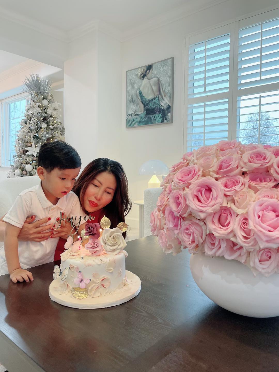 Phạm Hương tổ chức sinh nhật cho mẹ ruột tại Mỹ. Mẹ cô được khen trẻ trung, sang trọng trong căn biệt thự triệu đô của con gái.