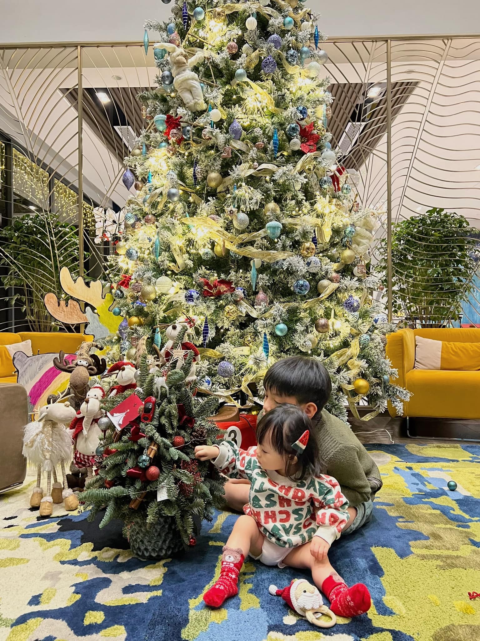 Giáng Sinh tại nhà sao: Cường Đô La sắm cây thông khổng lồ, Hà Hồ có Lisa - Leon phụ 'trang trí' - Ảnh 15