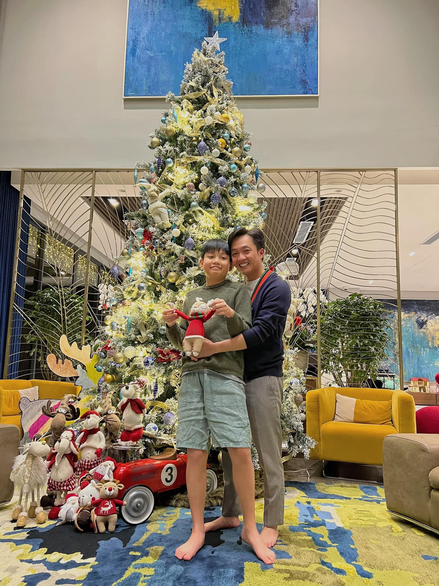Giáng Sinh tại nhà sao: Cường Đô La sắm cây thông khổng lồ, Hà Hồ có Lisa - Leon phụ 'trang trí' - Ảnh 16