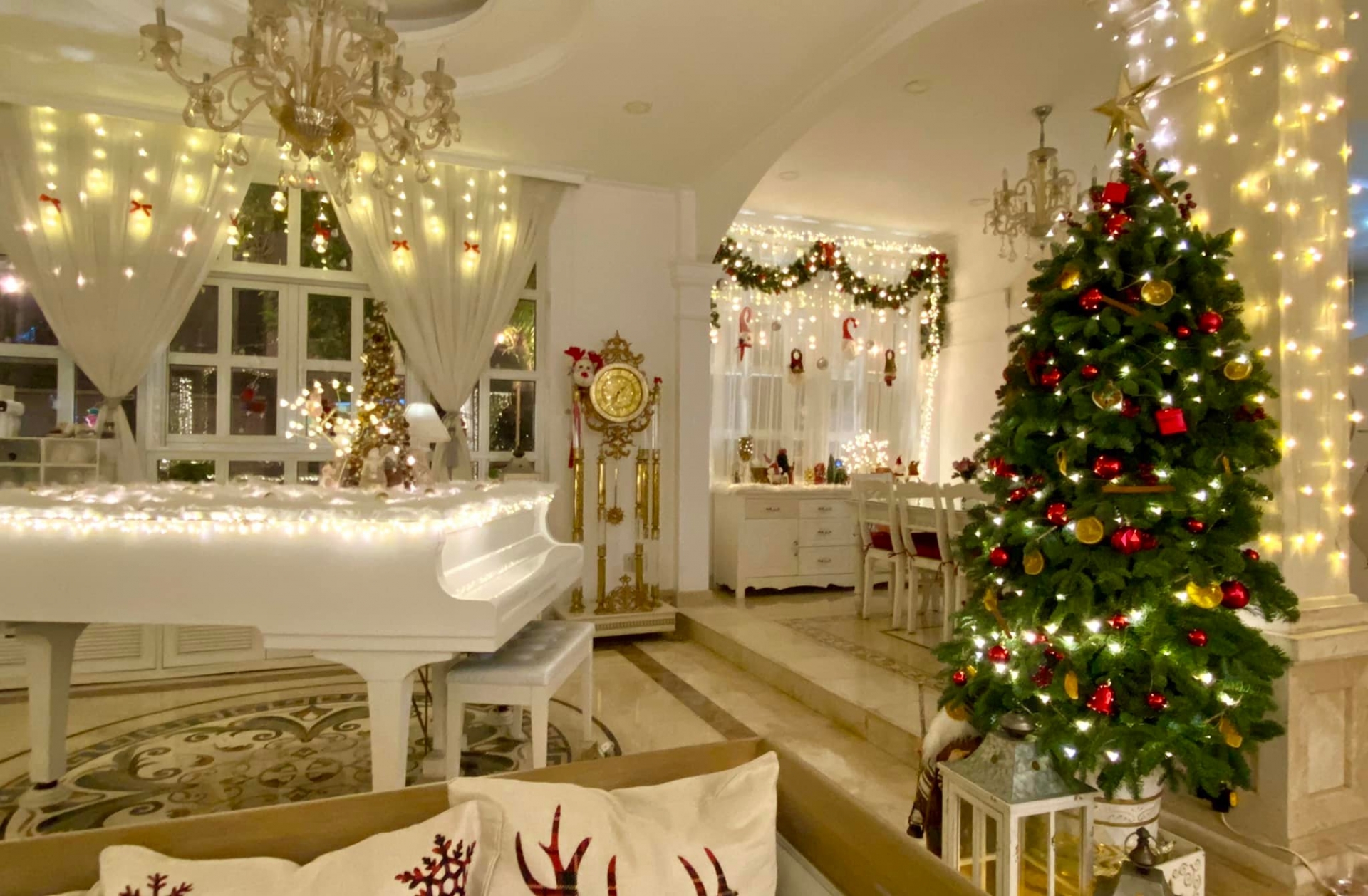 Giáng Sinh tại nhà sao: Cường Đô La sắm cây thông khổng lồ, Hà Hồ có Lisa - Leon phụ 'trang trí' - Ảnh 3