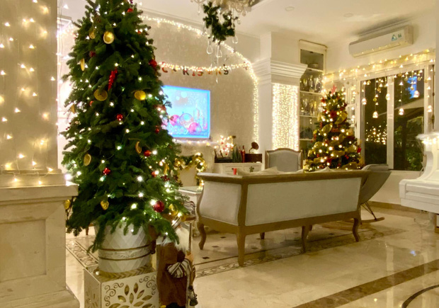 Giáng Sinh tại nhà sao: Cường Đô La sắm cây thông khổng lồ, Hà Hồ có Lisa - Leon phụ 'trang trí' - Ảnh 4