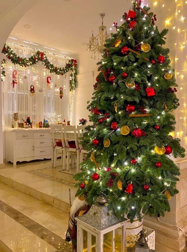 Giáng Sinh tại nhà sao: Cường Đô La sắm cây thông khổng lồ, Hà Hồ có Lisa - Leon phụ 'trang trí' - Ảnh 5