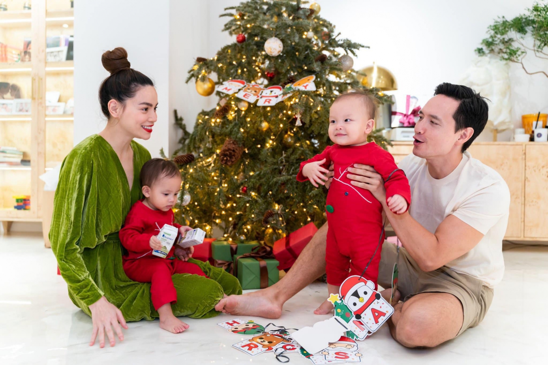 Hồ Ngọc Hà - Kim Ly tổ chức Noel đầu tiên cho hai con nhỏ.