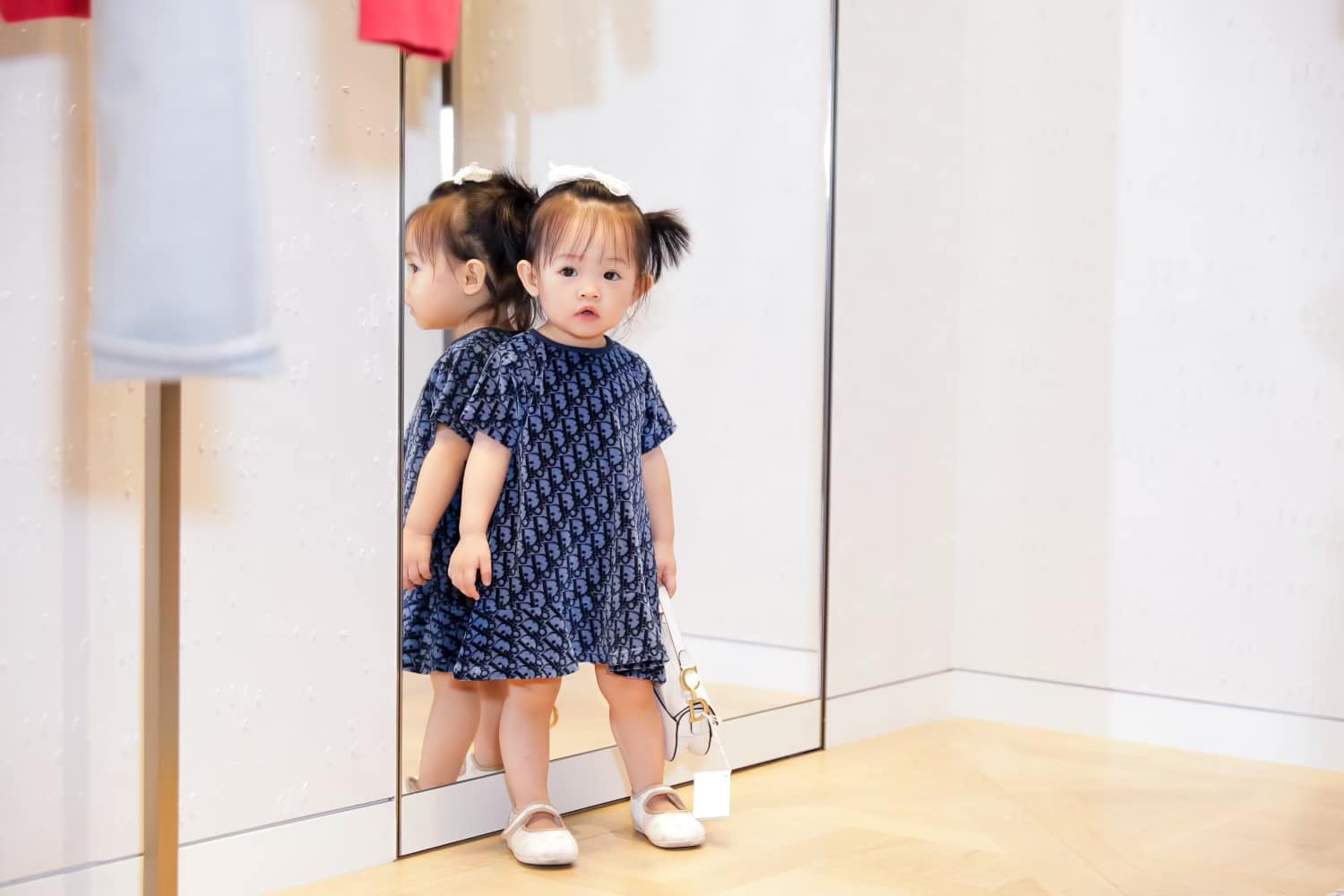 Con gái Cường Đô La hơn 1 tuổi đã tạo dáng chuẩn Next Top Model nhí, thần thái thu hút hơn cả mẹ  - Ảnh 4