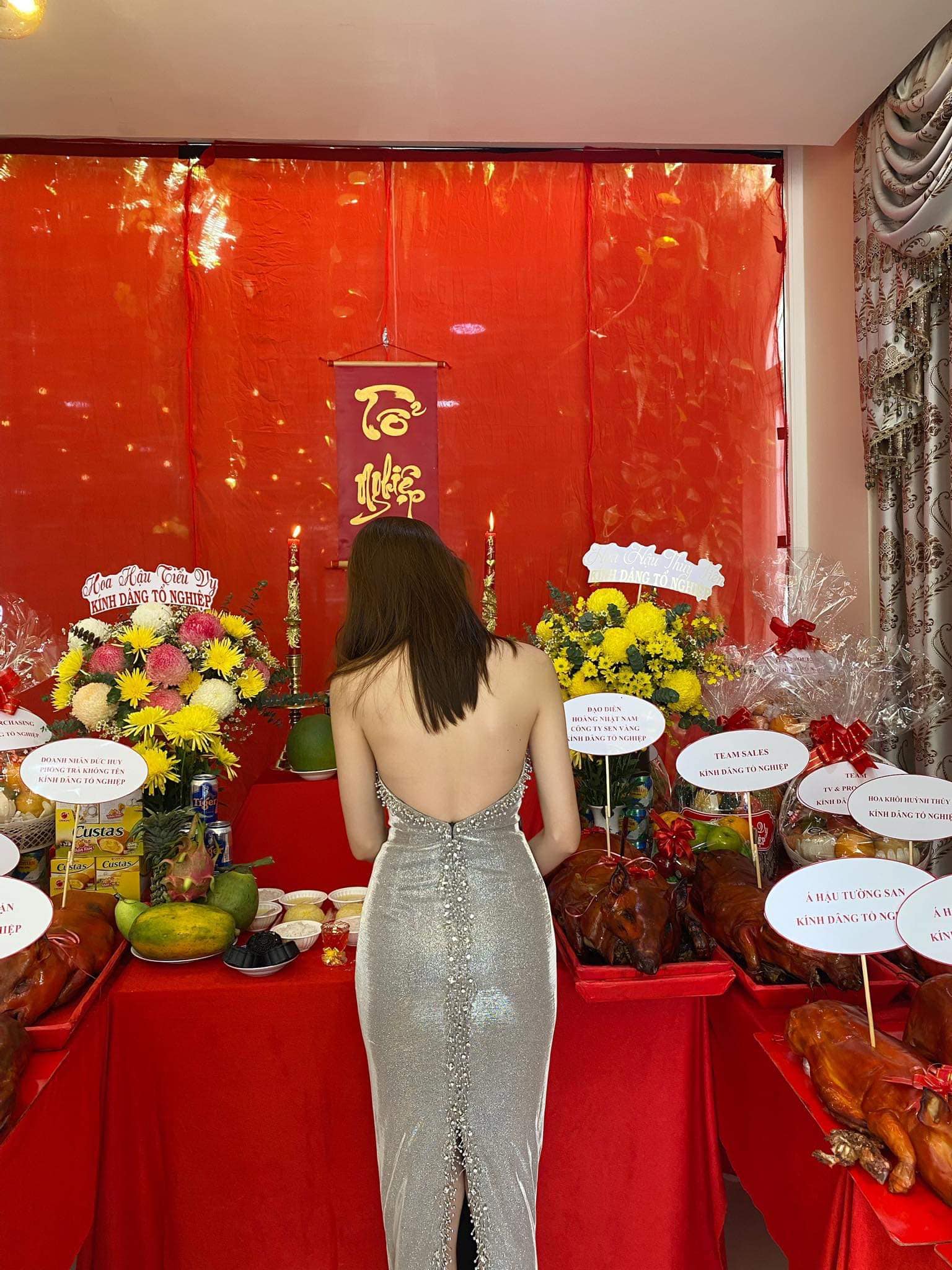 Thùy Tiên đặt nhầm vòng hoa với danh hiệu Hoa hậu.
