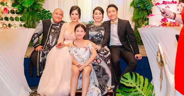 Ông xã NSND Hồng Vân một tay chăm sóc 2 con riêng của vợ suốt 20 năm, được các con gọi là ông Bụt 