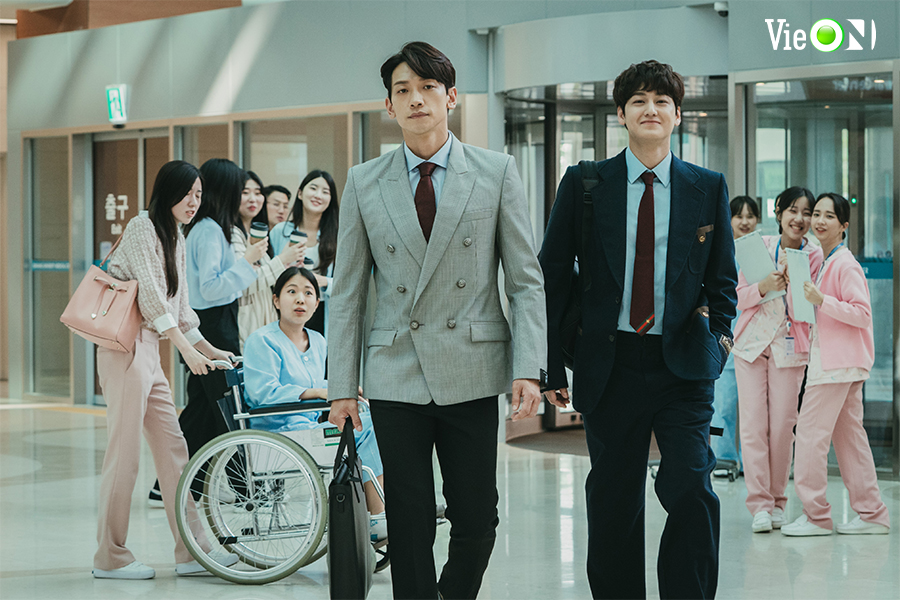 Bi Rain và Kim Bum hội ngộ trong phim mới, vào vai hai chàng bác sĩ điển trai - Ảnh 1