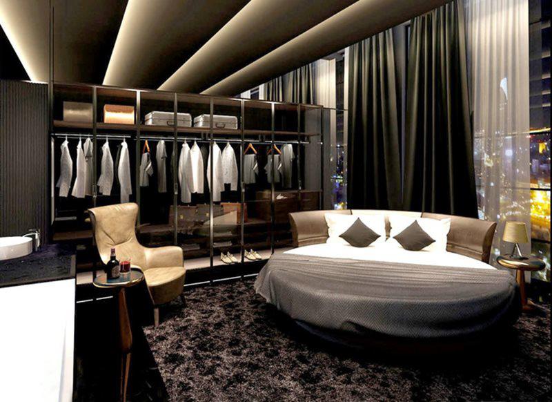 Phòng ngủ của nam diễn viên rộng, hiện đại với chiếc giường tròn tiện nghi. Trong phòng trải thảm cũng như trang bị nội thất cao cấp đem đến trải nghiệm nghỉ ngơi thư giãn nhất cho gia chủ.