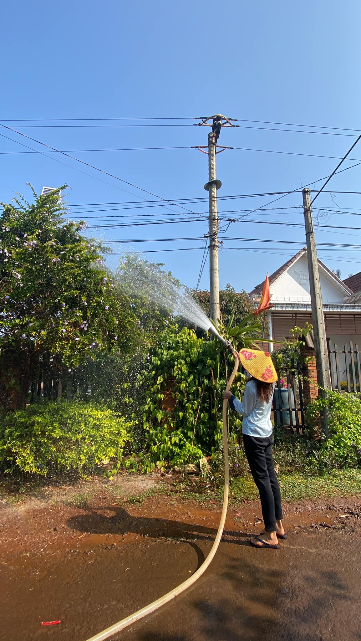 H'Hen Niê đội nón lá dọn nhà ngày 29 Tết đúng chuẩn 'về nhà là một đứa con ngoan' - Ảnh 3