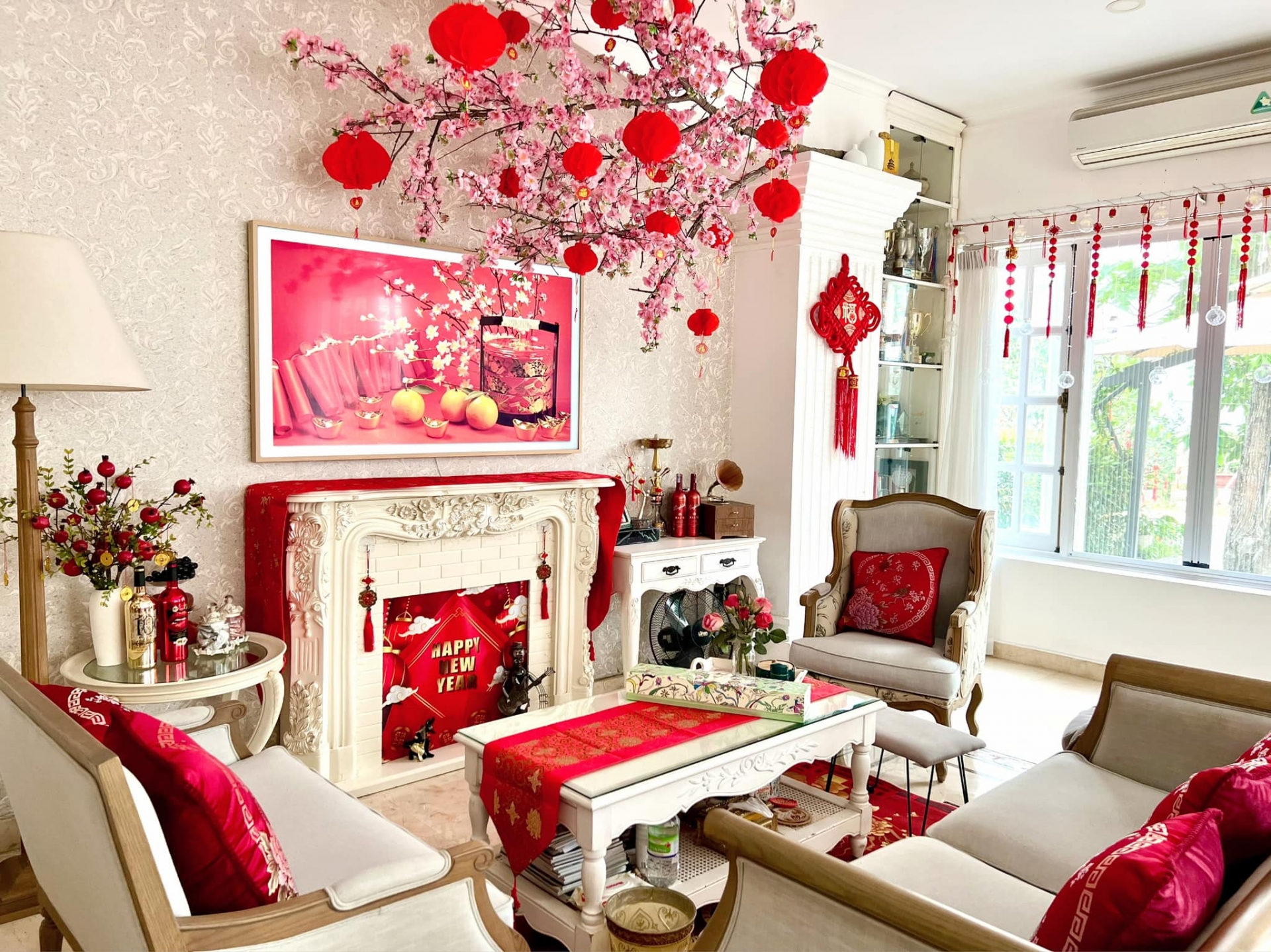 Phòng khách của căn nhà có nội nhất hiện đại theo tông trắng kem, Thúy Hạnh tô điểm với sắc đỏ rực rỡ.