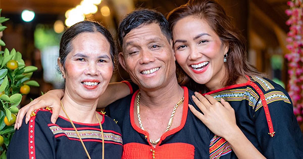 H'Hen Niê mua mảnh đất rộng gấp 10 lần biệt phủ của Lý Nhã Kỳ làm quà Tết mang về cho mẹ