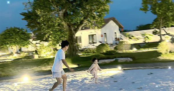 Nhã Phương thoải mái để lộ mặt con gái đang nô đùa trong sân nhà cùng bố