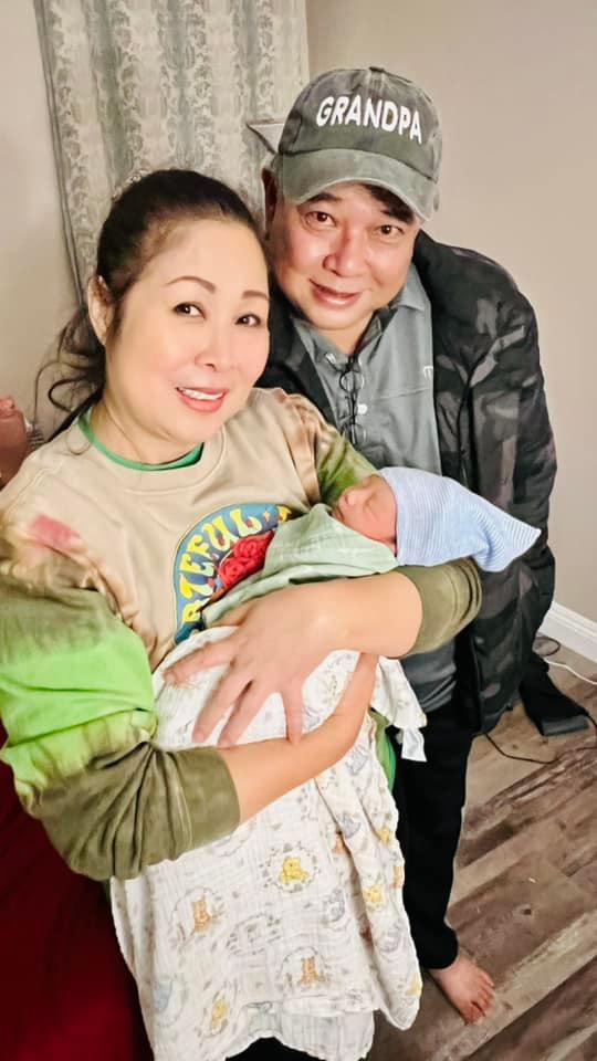 NSND Hồng Vân lên chức bà ngoại tại Mỹ, hào hứng khoe ảnh cháu ngoại mới sinh - Ảnh 1