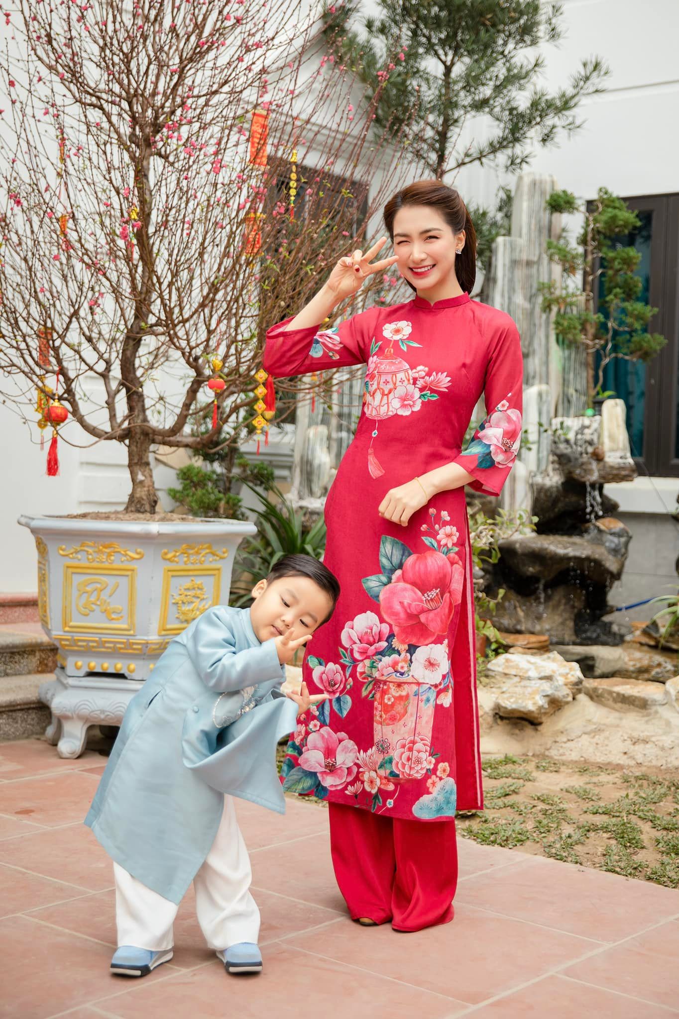 Con trai Hòa Minzy diện áo dài bảnh bao, diễn xuất tạo dáng sống động hơn cả mẹ - Ảnh 1