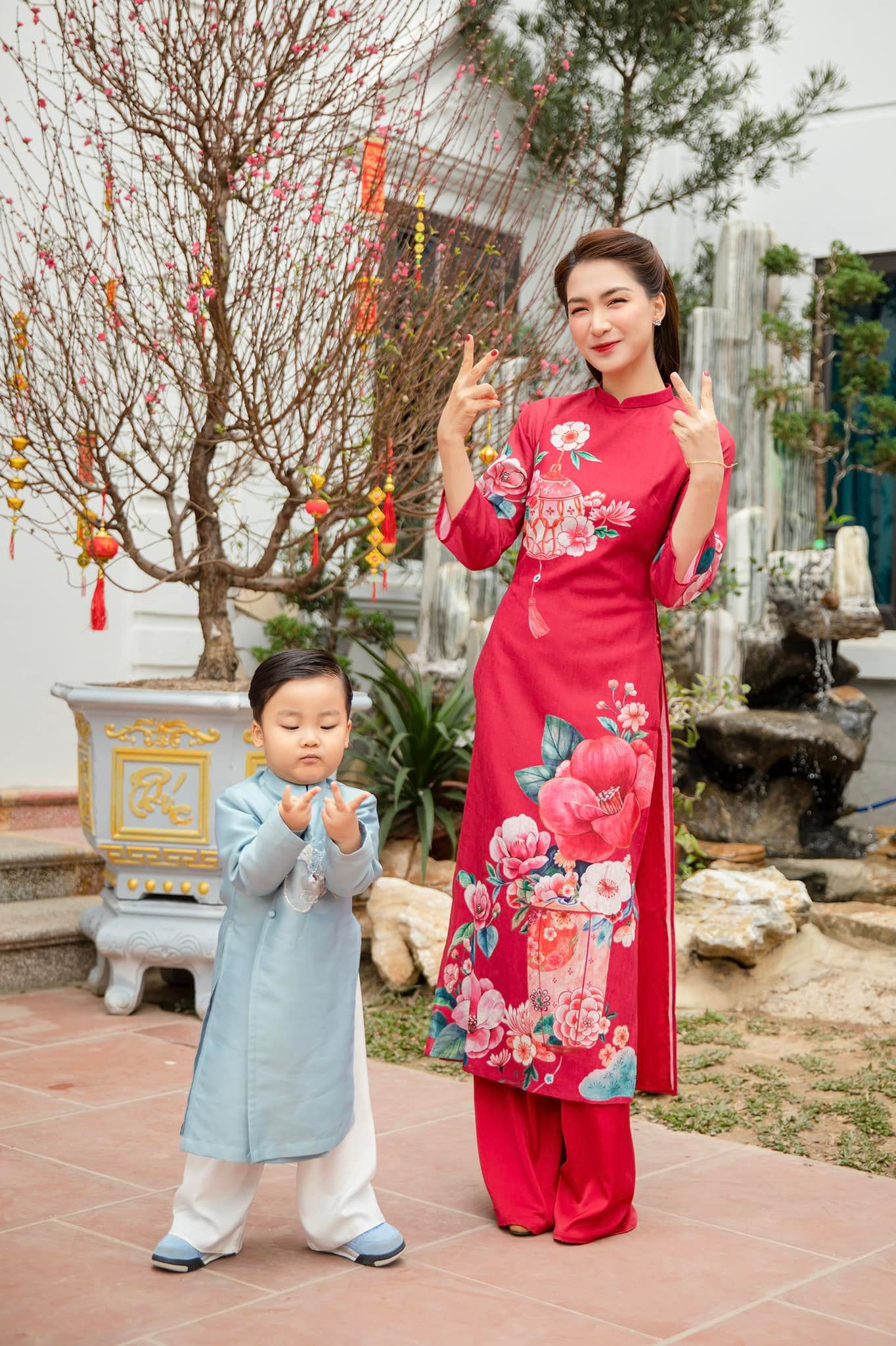 Con trai Hòa Minzy diện áo dài bảnh bao, diễn xuất tạo dáng sống động hơn cả mẹ - Ảnh 2