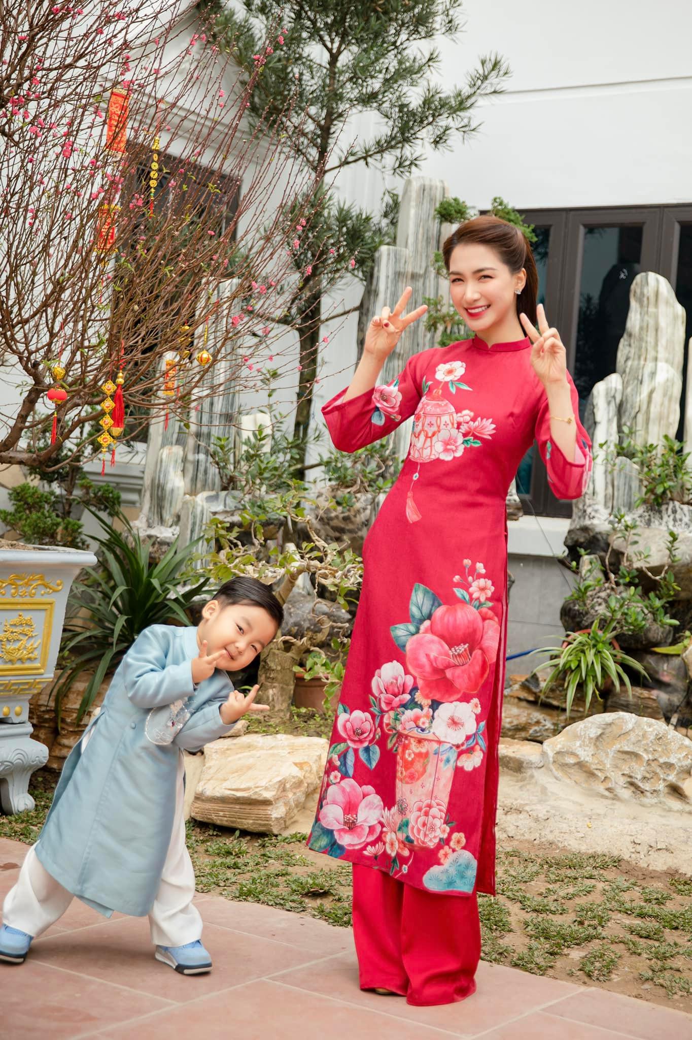 Con trai Hòa Minzy diện áo dài bảnh bao, diễn xuất tạo dáng sống động hơn cả mẹ - Ảnh 3