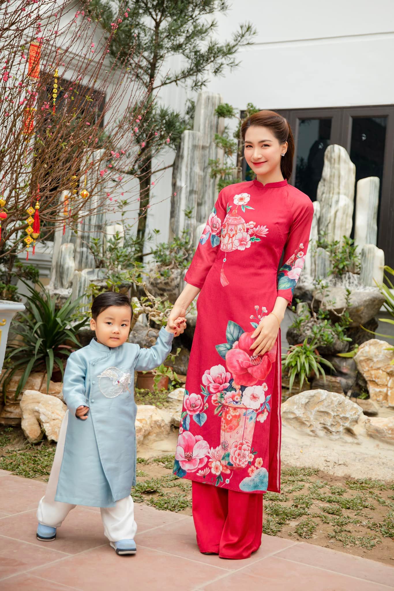 Con trai Hòa Minzy diện áo dài bảnh bao, diễn xuất tạo dáng sống động hơn cả mẹ - Ảnh 4