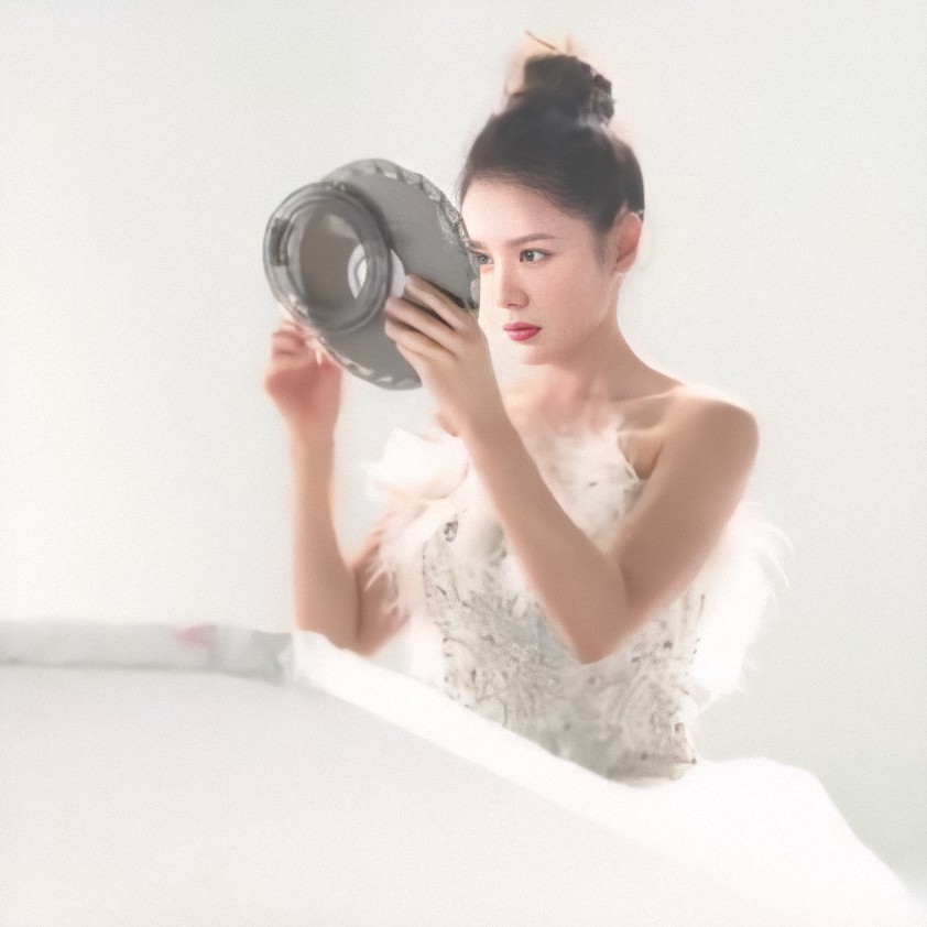 Son Ye Jin trong váy trắng cúp ngực, điểm nhấn là lông vũ sang chảnh.