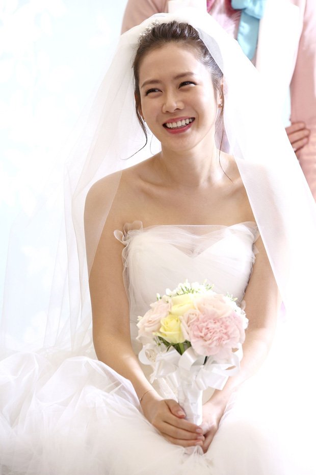 Son Ye Jin xinh đẹp nhẹ nhàng với váy cưới cúp ngực.