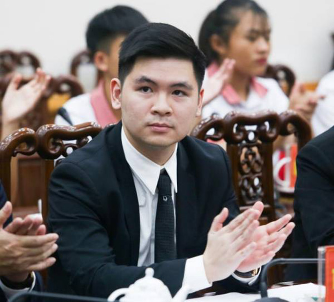 Đỗ Vinh Quang là Chủ tịch HĐQT CTCP Thương mại Dịch vụ Tràng Thi và Chủ tịch CLB Bóng đá Hà Nội.